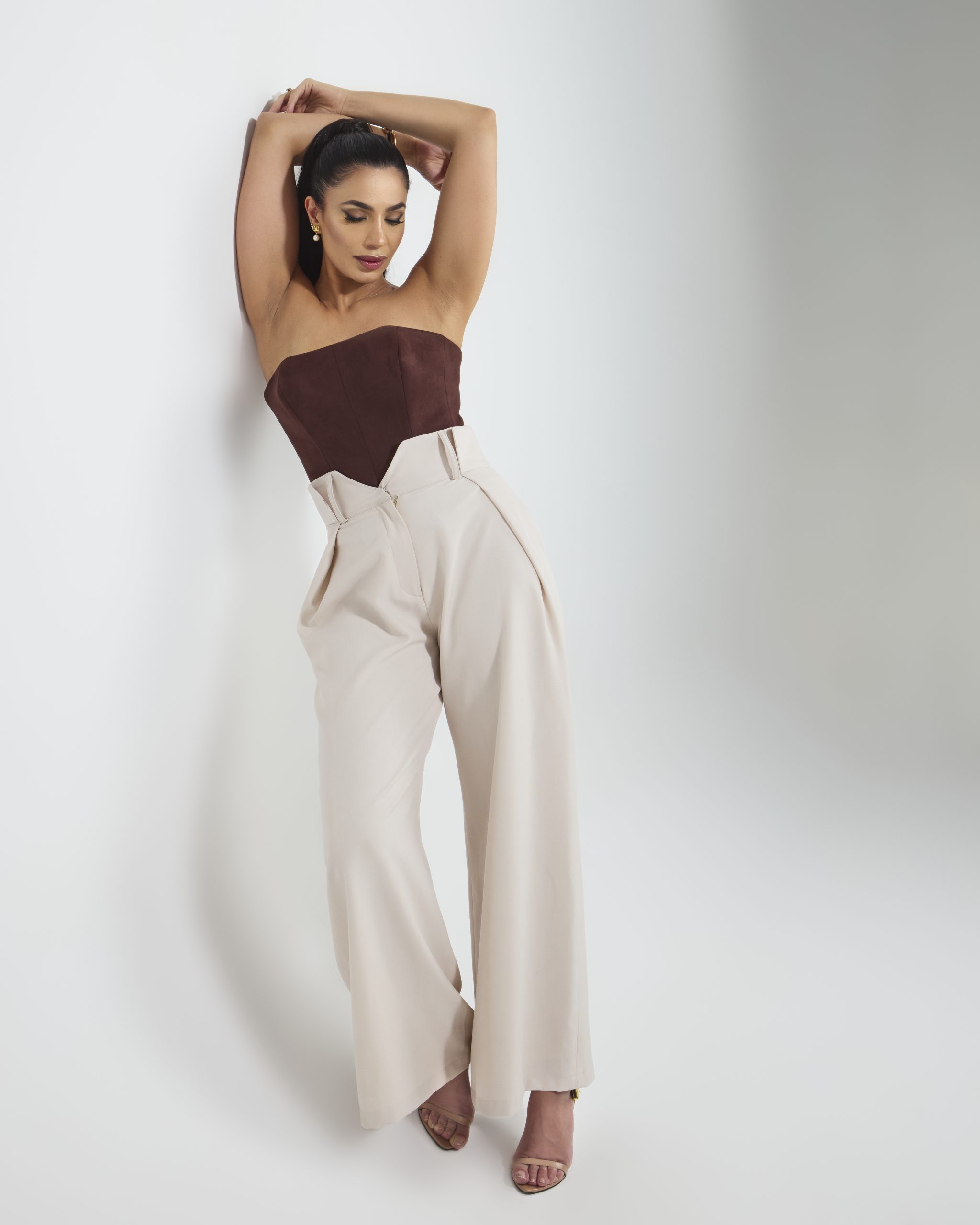 South African Powerhouse Unaiza Suliman Set to Release Her First Book This Festive Season South African Powerhouse Unaiza Suliman Set to Release Her First Book This Festive Season